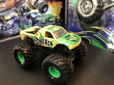 Camión Monster Jam Hot Wheels 1/64 base de metal fundido a presión cubo pequeño Sobe Suzuki Foto 1 de 2