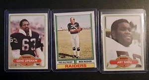 3 CARD LOT OAKLAND RAIDERS HOF - 1980 GENE UPSHAW & ART SHELL, 1974 BILETNIKOFF - Picture 1 of 2