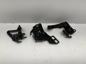 PESTILLO DE BLOQUEO SUPERIOR TRASERO ASIENTO TRASERO CHEVROLET SILVERADO 1500 OEM 2019 - 2023 -JUEGO- - Imagen 1 de 8