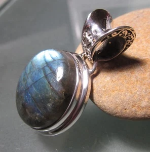 925 Sterling Silber gestufter Labradorit runder Anhänger. Geschenktüte. - Bild 1 von 7