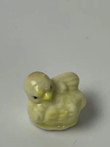 Vintage MINIATURE Porcelain Baby Yellow Chick * Chicken * Peep * Dollhouse  - Picture 1 of 3