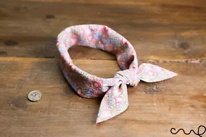 Handgefertigtes rosa ditsy Blumen Bandana Retro Vintage Chic einzigartiges Stirnband Schal AL - Bild 1 von 12