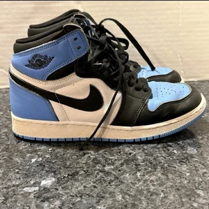 Scarpe Air Jordan 1 Retro High OG giovani taglia 6,5 anni FD1437-400 UNC Toe Sneakers - Foto 1 di 8