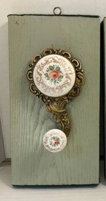 Cabo de sino vitoriano ornamentado de latão e porcelana montado a bordo - Imagem 1 de 4