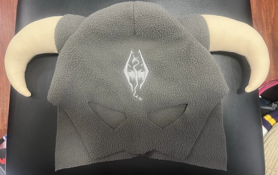 Casco Elder Scrolls Skyrim Dragon Born Tejido Suave Gorro Máscara/Sombrero Bethesda Raro - Imagen 1 de 1