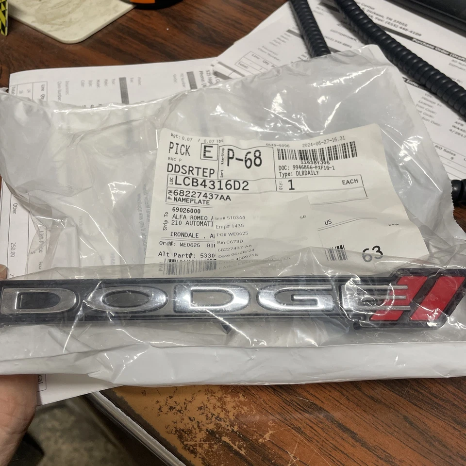 CARGADOR DODGE 15-23 PARRILLA DELANTERA EMBLEMA PLACA DE IDENTIFICACIÓN MOPAR GENUINO 68227437AA Foto 1 de 2