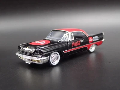 1957 57 DESOTO Fireflite Coca-Cola Coca Cola 1:64 Diorama Scala Modellino Auto - Immagine 1 di 4
