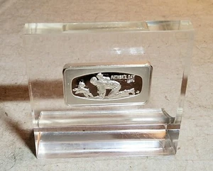 1974 FATHERS DAY 1000 GRAINS STERLING SILVER BAR IN LUCITE DISPLAY FRANKLIN MINT - Picture 1 of 10
