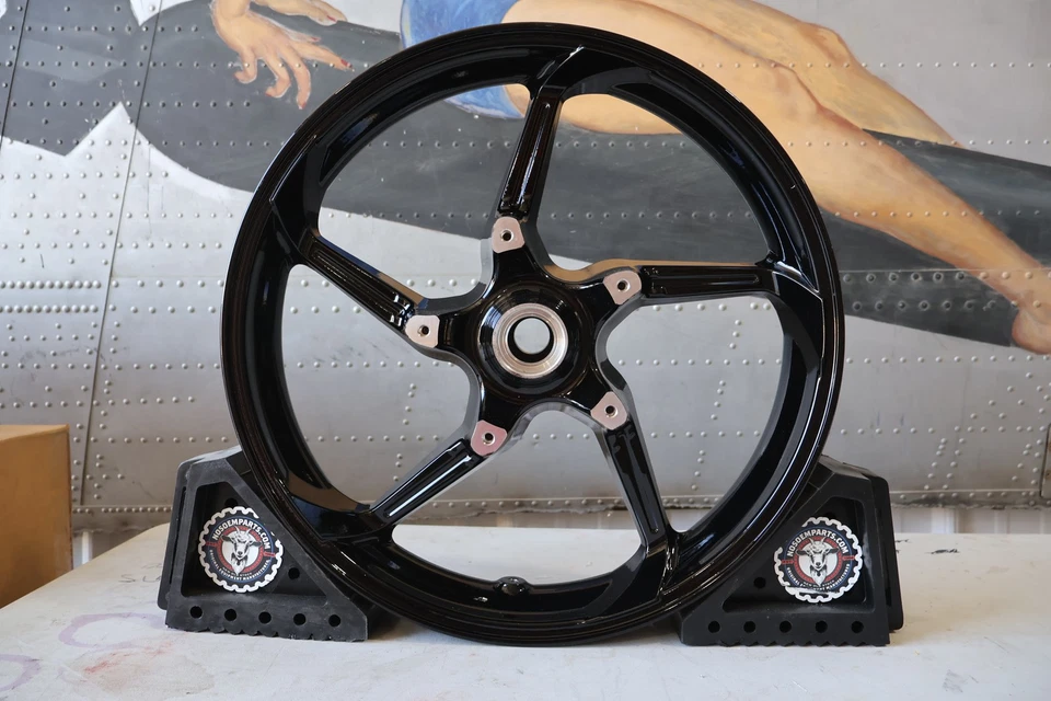 43300481 НОВОЕ ОРИГИНАЛЬНОЕ ПЕРЕДНЕЕ КОЛЕСО HARLEY FXSE PRO STREET BREAKOUT АГРЕССОР 2016-2017 годов выпуска - Изображение 1 из 4