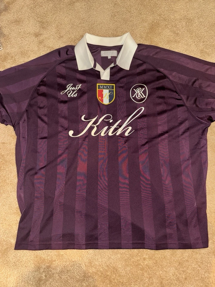 Camiseta de fútbol Kith a rayas Marcel en Borgoña Rave para hombre L Foto 1 de 4