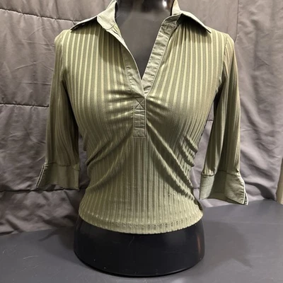 Top acanalado vintage Bebe Y2K para mujer PEQUEÑO verde manga 3/4 pulóver cuello en V arrugado Foto 1 de 4