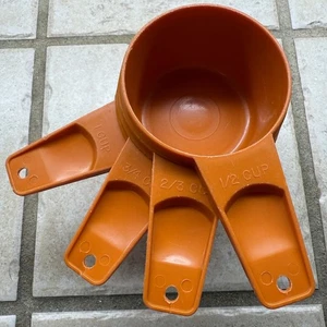 Tupperware Vintage Set di 4 misurini arancia raccolta 1/2, 2/3, 3/4, 1 tazza - Foto 1 di 5