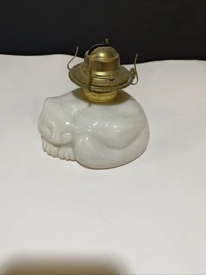 Lámpara de aceite de vidrio de leche para gatos lámparas de río anguila vintage sin pantalla hecha en EE. UU. Foto 1 de 4