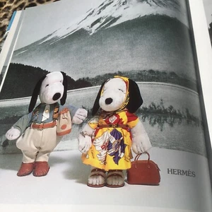 SNOOPY 1990s WORLD TOUR FASHION BOOK~ 138 DESIGNERS ~VINTAGE FRENCH EDITION~ NEW - Foto 1 di 14