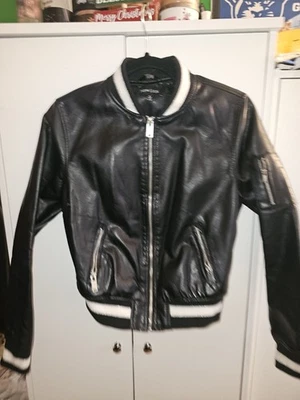 Bonita chaqueta de cuero sintético Foto 1 de 4