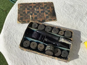 ALTE SCHACHTEL BAU 12 STEMPEL ROLLE FRIES SPITZE + 1 Halter - Bild 1 von 9