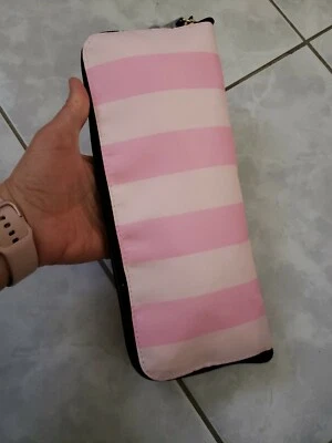 Bolso Embalable Victoria Secret 14.75"x28"×12"- Una Bolsa Grande se puede empacar en una Bolsa Pequeña Foto 1 de 4