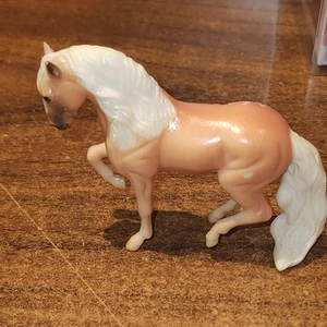 Vintage Breyer Stablemate G2 Andalusian palomino Dated 1999 Retired 3" Horse - Afbeelding 1 van 5