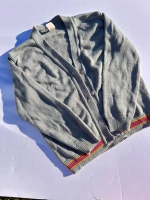 Cárdigan Harry Potter Talla Adulto | Suéter Tejido Gris con Ribete Casa a Rayas Foto 1 de 4