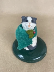 Byers Choice Williamsburg Cat Singing Green Scarf 2009 - Picture 1 of 12