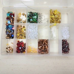 Cuentas para hacer joyas artesanales en organizador de plástico - Imagen 1 de 5