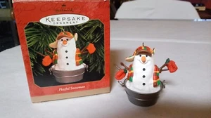 PLAYFUL SNOWMAN Vintage 1999 Hallmark Keepsake Ornament perfekter Zustand QX6867 - Bild 1 von 5