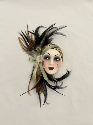 Máscara de pared de plumas vintage única Creations San Francisco negra y blanca Foto 1 de 4