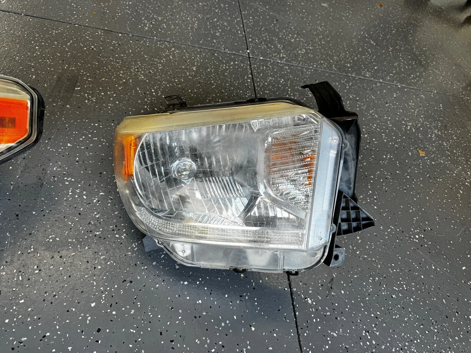 Faro lateral derecho pasajero Toyota Tundra 2014-2017 moldura negra OEM Foto 1 de 1