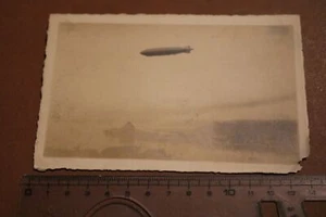 tolles altes Foto - Luftschiff , Zeppelin über einer Bucht , Hafen ? - Picture 1 of 4