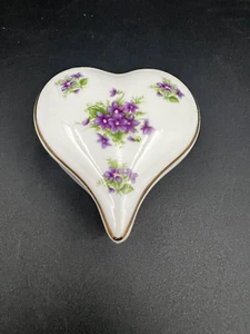 Caja de baratijas Lefton China en forma de corazón pintada a mano 1946 flores púrpuras - Imagen 1 de 9