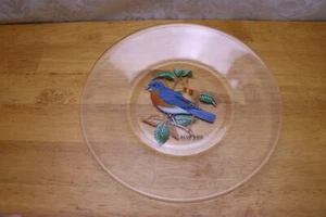 Plato decorativo vintage de vidrio transparente West Virginia AZUL BIRD pájaro cantor borde dorado - Imagen 1 de 4