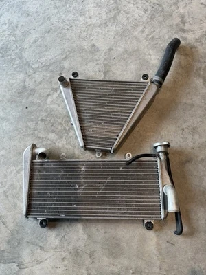 12-19 Ducati Panigale R 899 959 1199 1299 MONTAJE RADIADOR SUPERIOR E INFERIOR OEM Foto 1 de 4