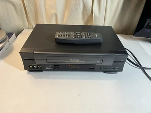 Toshiba W528 VHS VCR Reproductor Grabador con Control Remoto 4 Cabezales HIFI Probado Funcionando - Imagen 1 de 21