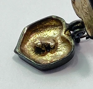 Medallón con almohadilla de lirio de plata esterlina - rana oculta en tono dorado, dije miniatura raro - Imagen 1 de 23