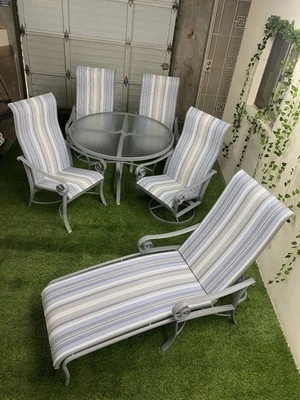 Juego de comedor Tropitone con respaldo alto con 2 sillas giratorias y 2 estacionarias  Foto 1 de 4