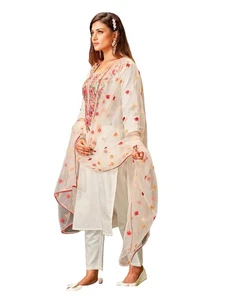 Conjunto Kurta de algodón bordado para mujer Yashika: este elegante conjunto para... - Imagen 1 de 13