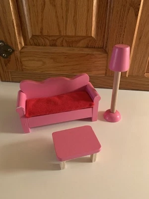 Juego de sofá, mesa y lámpara de salón de madera rosa para casa de muñecas Kidkraft Foto 1 de 3