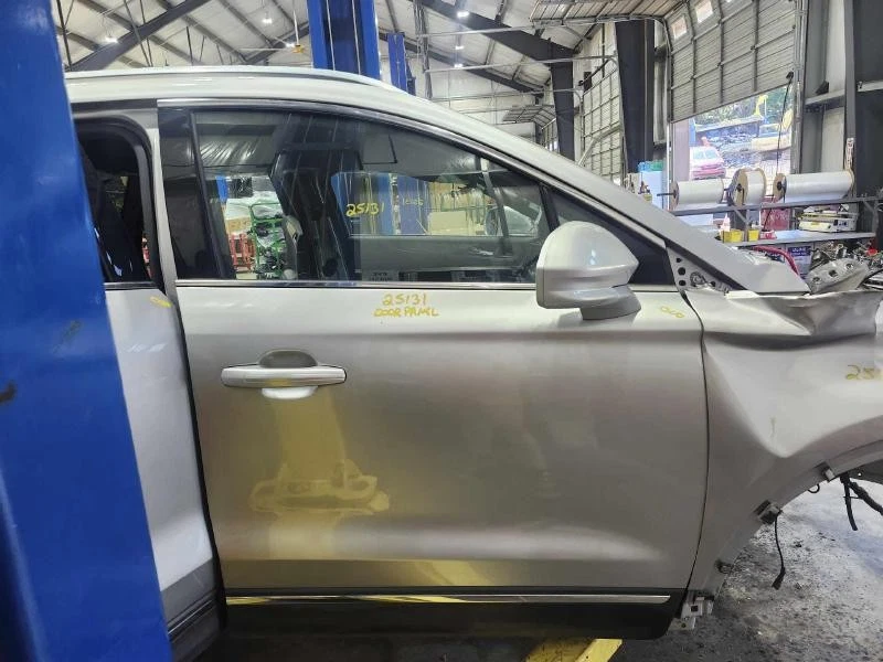 Conjunto de puerta delantera Lincoln MKC 15-19 lado derecho del pasajero plateado UX OEM Foto 1 de 1