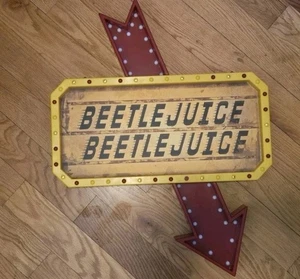 Panneau chapiteau Beetlejuice esprit Halloween lumineux LED suspendu - Photo 1/9