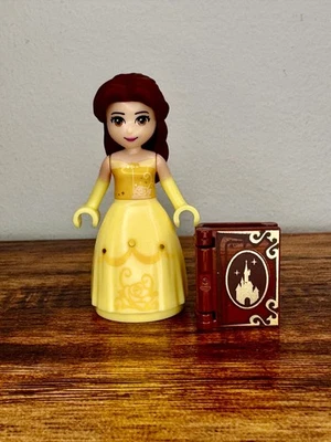 LEGO Disney: La Bella y la Bestia BELLE Minifigura + Libro de Bestias Encantadas Foto 1 de 4