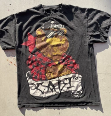Camiseta para hombre Fatal Clothing negra logotipo deletreado L ropa de calle Y2K arte de dibujos animados Foto 1 de 4