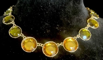 Collar tono oro cristal amarillo y verde  Foto 1 de 3