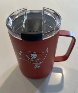 Taza de café simple moderna Tampa Bay Buccaneers Scout roja NFL - Imagen 1 de 2