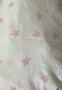 Dos (2) Sábanas Ajustables POTTERY BARN KIDS Orgánicas Blancas con Estrellas Rosas (X48) - Imagen 1 de 3