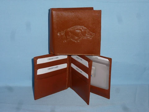 ARKANAS RAZORBACKS   Leather BiFold Wallet    NEW    brown 4 + Cover