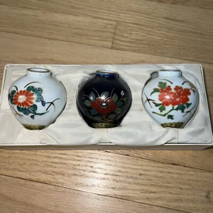 Set Of 3 NOS Boxed Porcelain Urns Vases Asian Dollhouse Miniature Japanese - Picture 1 of 8