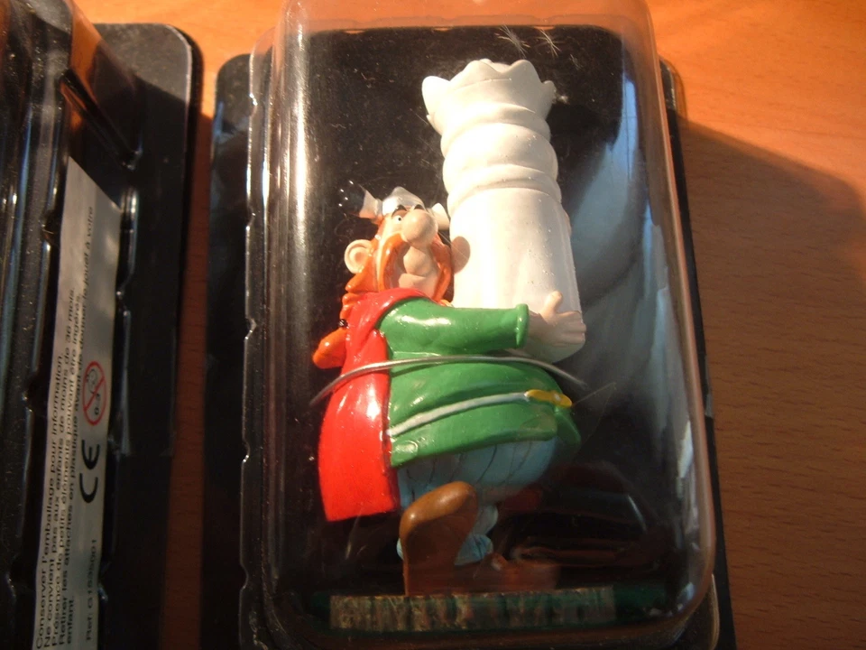 FIGURINE EN RESINE NEUVE ASTERIX JEU D'ECHECS PLASTOY - ABRARACOURCIX - Photo 1/1