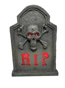 Sensore Gemma RIP Halloween Pietra Tombale Teschio Ossa Incrociate Luci e Suoni FUNZIONA - Foto 1 di 4