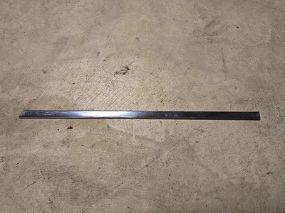 Buick Riviera 1963 1964 1965 lado del conductor, moldura de guardabarros inferior Foto 1 de 4