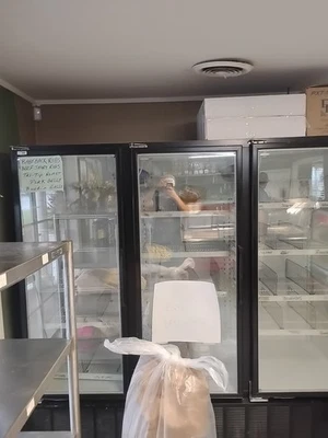 Puerta de vidrio oscilante de altura completa montada en la parte inferior blanca Master-Bilt BMG-74 Foto 1 de 4